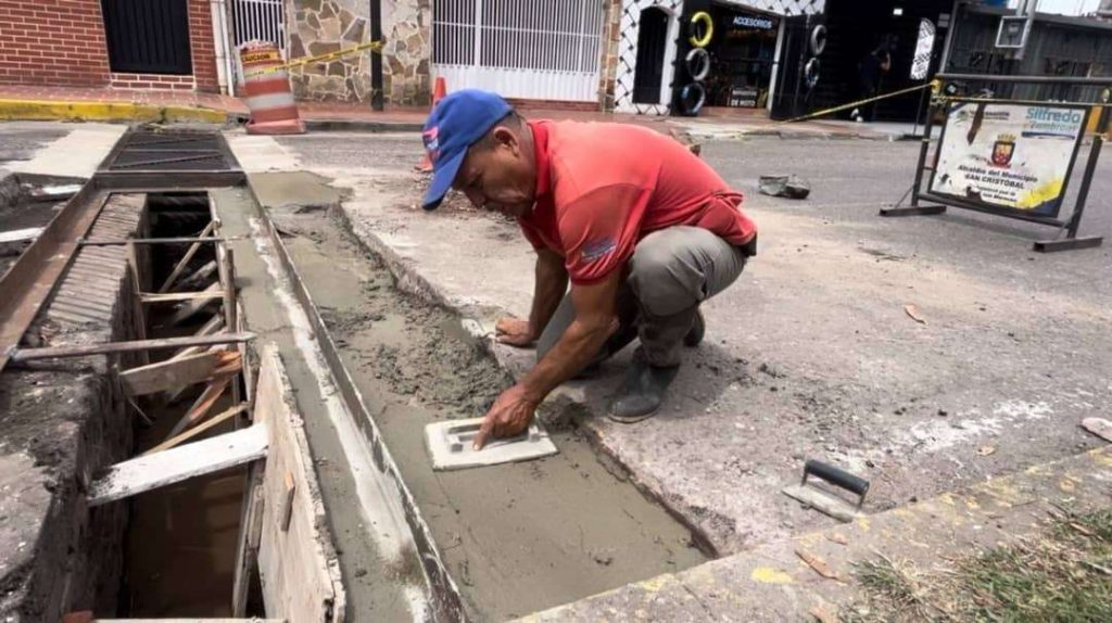 ​Rehabilitan alcantarillas en la avenida "Lucio Oquendo" de San Cristóbal