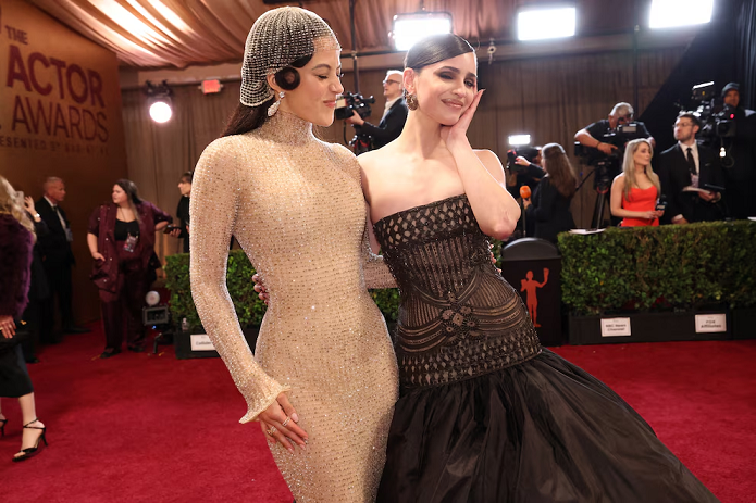 los looks que deslumbraron en una alfombra roja emblemática de Los Ángeles