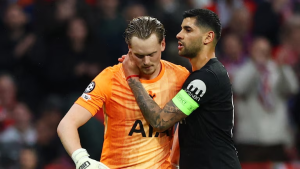 El posteo del arquero del Tottenham que fue reemplazado a los 17 minutos por sus errores