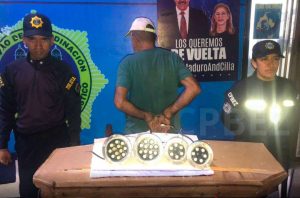 Atrapado con las lámparas en la mano