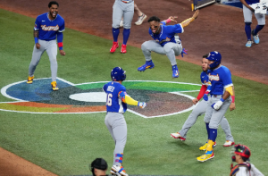 Venezuela derrota a Japón y avanza hacia la semifinal en el Clásico Mundial de Béisbol