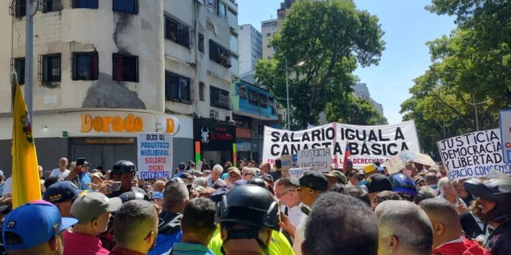 Trabajadores y jubilados protestan en Caracas por mejores ingresos
