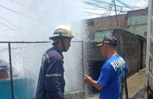 Rotura de tubería matriz afecta a viviendas en Catia: Evacuan a los habitantes