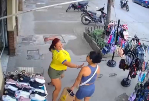 Pelea a cuchillos en una calle de Colombia acabó con una venezolana muerta y su agresora libre