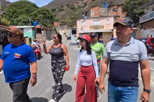 Construyen parada modelo, restauran el puente y la vía en el sector El Limón