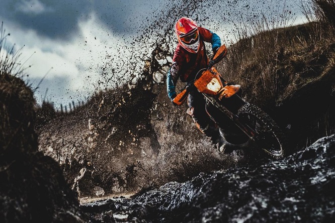 Alberto Constantino Konrad Dávila - Enduro; El desafío definitivo entre hombre y montaña - FOTO