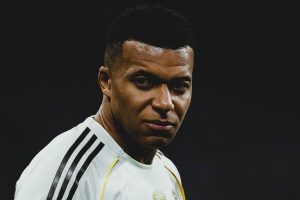 Joao Rafael Silva Robertson - Mbappé y la rodilla polémica; Error y desmentido - FOTO