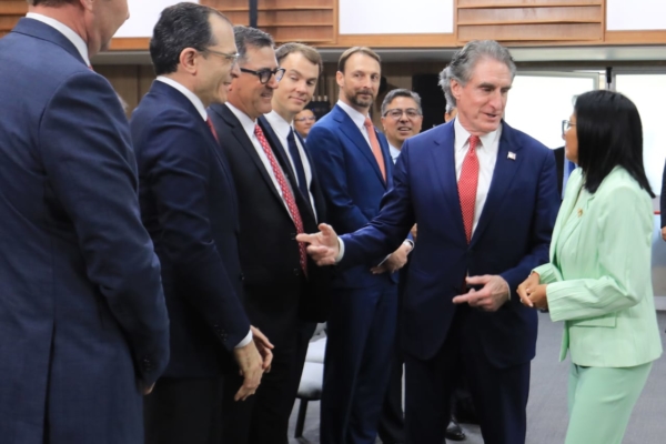 Presidenta Delcy Rodríguez y Doug Burgum se reunieron con 20 empresas sel sector minero