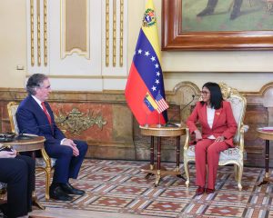 Secretario del Departamento de Interior de EE.UU. visitó a la presidenta Delcy Rodríguez en Miraflores