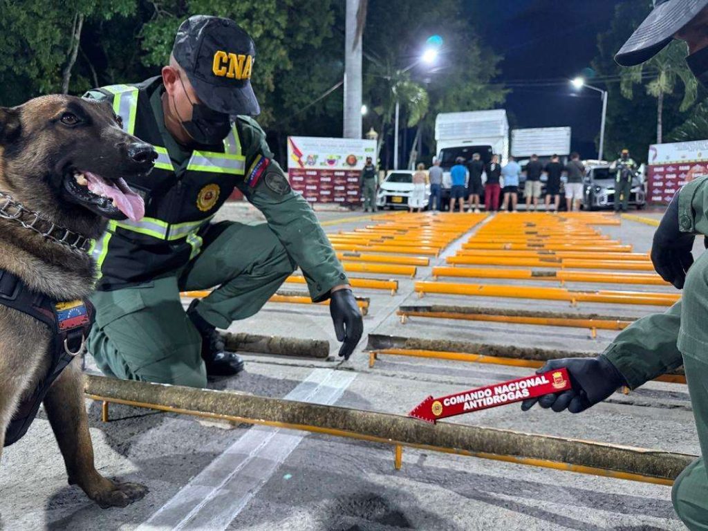 Descubrieron 43 tubos rellenos de marihuana