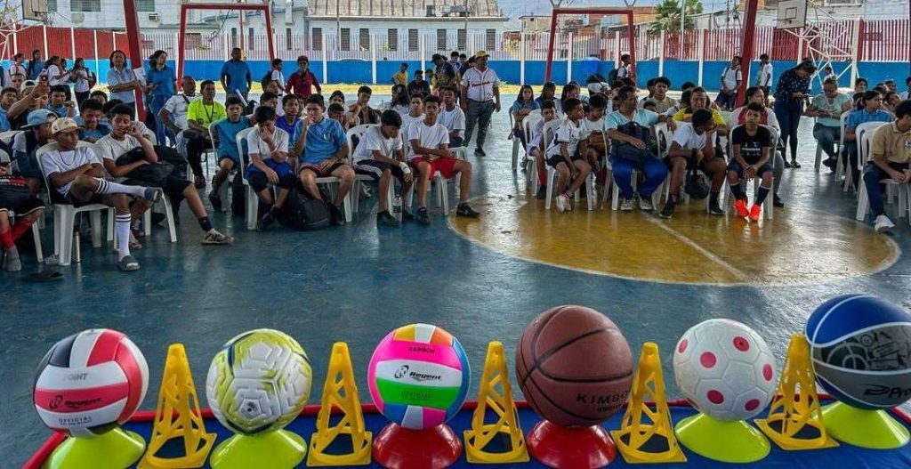 Dotan con kits deportivos a 17 planteles educativos de Puerto La Cruz