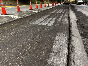 Ejecutan labores de asfaltado en la Cota Mil