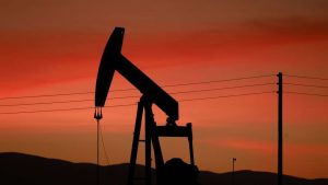 El Brent ha subido 55% tras el primer mes del conflicto