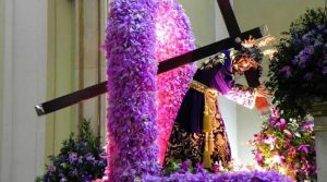 El Nazareno recibió cientos de orquídeas por parte de sus devotos