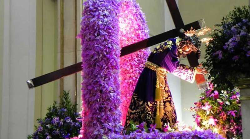 El Nazareno recibió cientos de orquídeas por parte de sus devotos