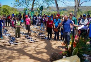 Entregan 140 kits agrícolas a productores de Sabana de Uchire