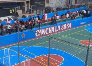 Entregaron rehabilitada cancha La Sosa en comuna de Macarao
