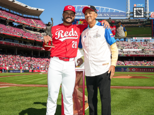 Eugenio Suárez recibió el Premio Luis Aparicio a manos del 'Rey David'