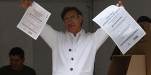 Gustavo Petro vota en las elecciones de Senado y Cámara de Representantes y exhorta a colombianos a elegir