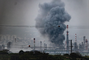 Irán bombardea la mayor refinería de Israel