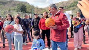 Inauguraron cancha en la Comuna El Gran Topo