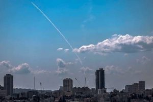 Irán ataca objetivos militares y gubernamentales en Israel