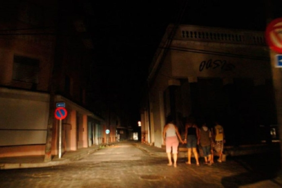 Cuba cumple un trimestre sin "una gota de combustible" y una economía paralizada