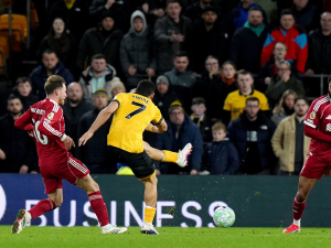 Liverpool cargó con la derrota a último momento