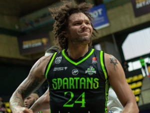 Michael Carrera guió el triunfo de Spartans en Parque Miranda