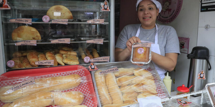 Migrante venezolana paso de sueño culinario a una red de apoyo para mujeres en Colombia