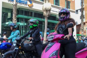 Moteras promueven transformación de la cultura vial en Caracas
