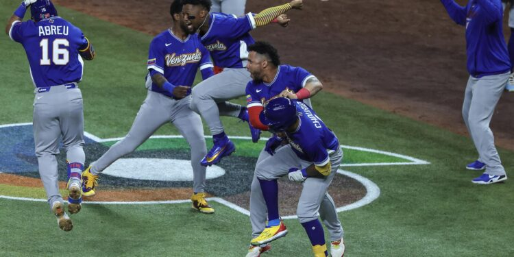 Dirigentes celebran el triunfo de Venezuela ante Japón en el Clásico Mundial de Béisbol y su avance a Los Ángeles 2028