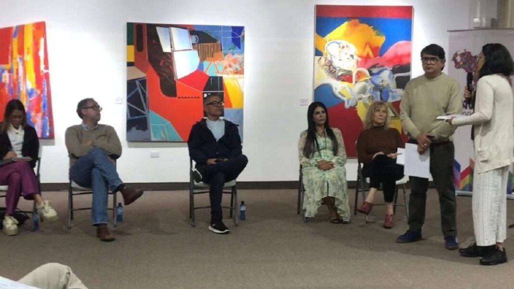 Periodistas instalan cuatro mesas de trabajo