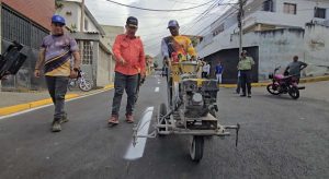 Plan de asfaltado rehabilita vías en Catia La Mar y Caraballeda