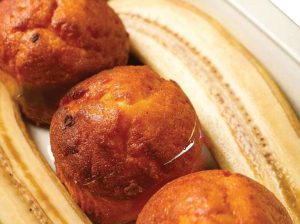 Plátano maduro relleno de bocconcini