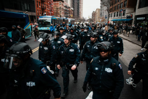 Una protesta antiislámica en Manhattan termina con explosivos, detenidos y cierre de calles