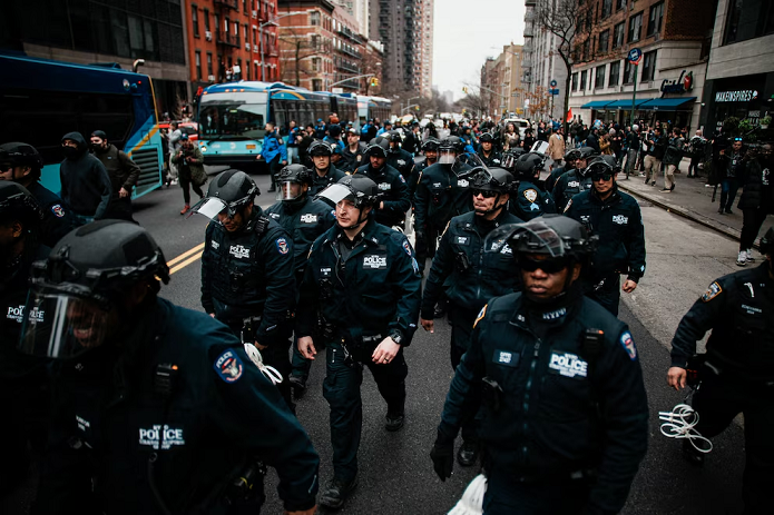 Una protesta antiislámica en Manhattan termina con explosivos, detenidos y cierre de calles