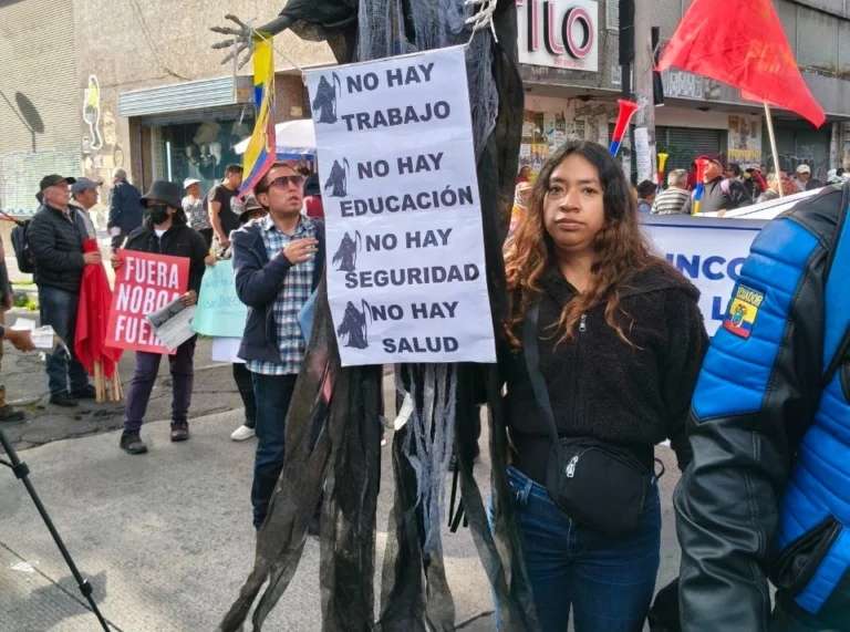 Policía reprime movilización contra reformas laborales del presidente Noboa