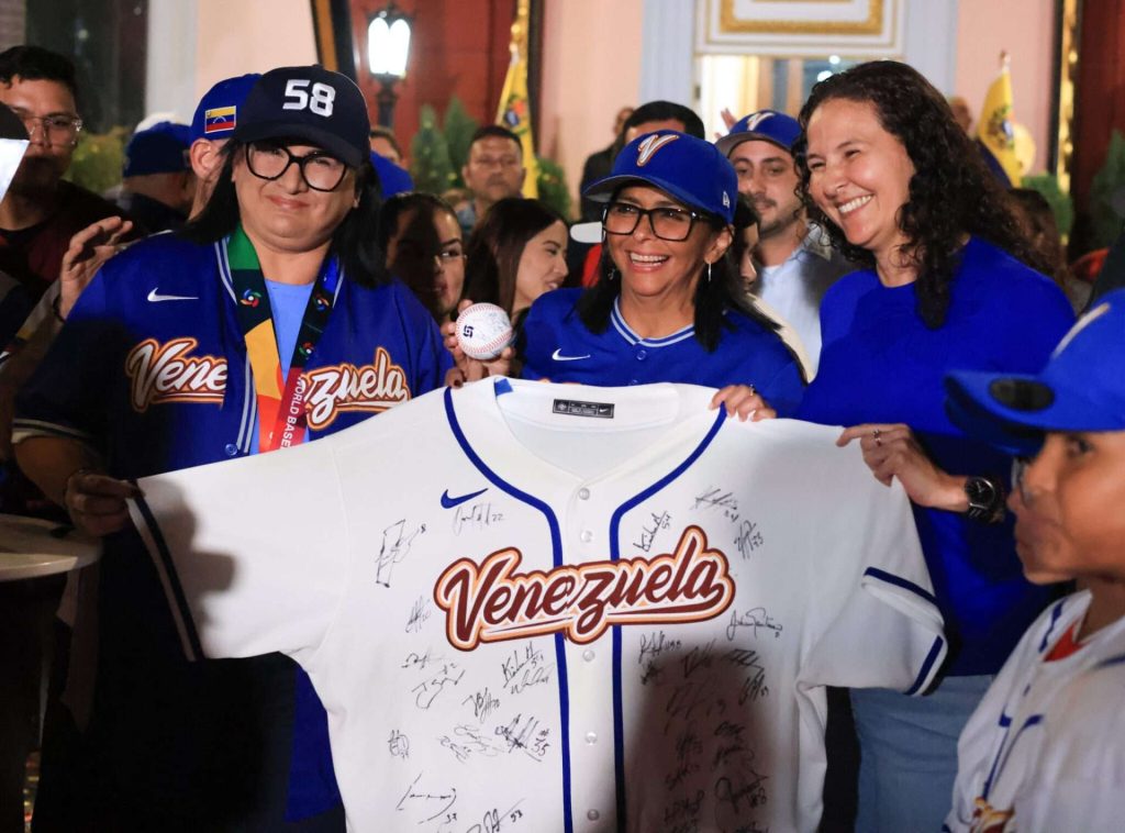Presidenta (e) Delcy Rodríguez recibe Copa del Clásico Mundial de Béisbol