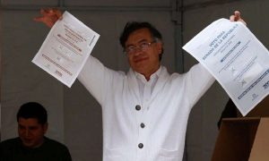 Presidente de Colombia ejerce su derecho al voto en legislativas