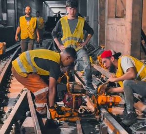 Realizan mantenimiento de la vía ferrea en el patio de Propatria