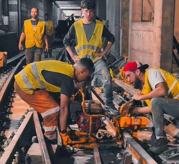 Realizan mantenimiento de la vía ferrea en el patio de Propatria