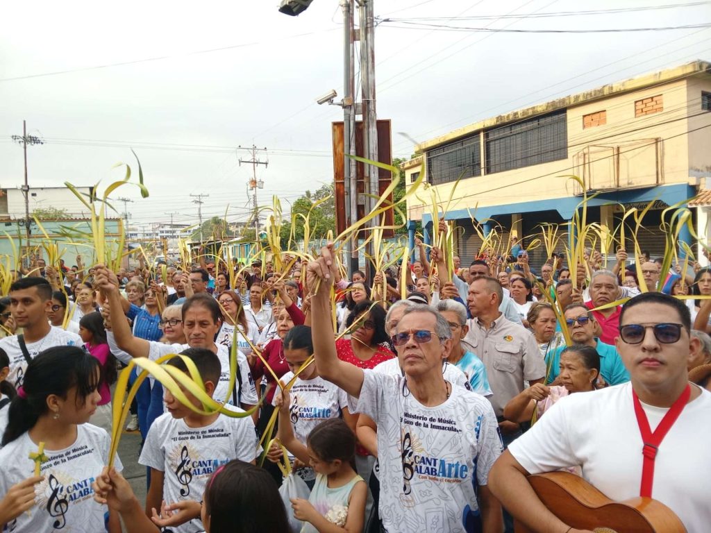 Regiones conmemoran Domingo de Ramos con fe y amplia participación de feligreses