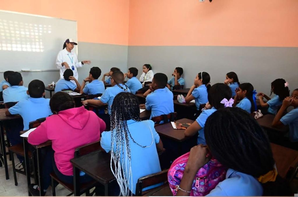Reinauguran liceo Lorenzo González en el corredor Caracas - La Guaira