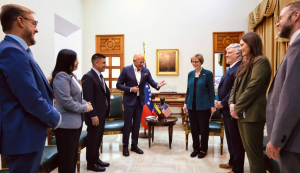 Jorge Rodríguez recibió a Laura Dogu y representantes de EEUU en la Asamblea Nacional