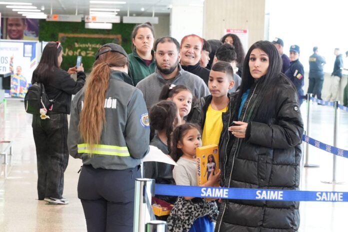 Arribaron al país 144 migrantes venezolanos desde EE.UU.