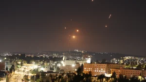 Tel Aviv amanece bajo intenso ataque de múltiples misiles de Irán