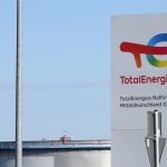 Petrolera TotalEnergies suspende un 15% de su producción mundial de crudo y gas