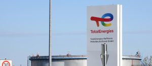 Petrolera TotalEnergies suspende un 15% de su producción mundial de crudo y gas