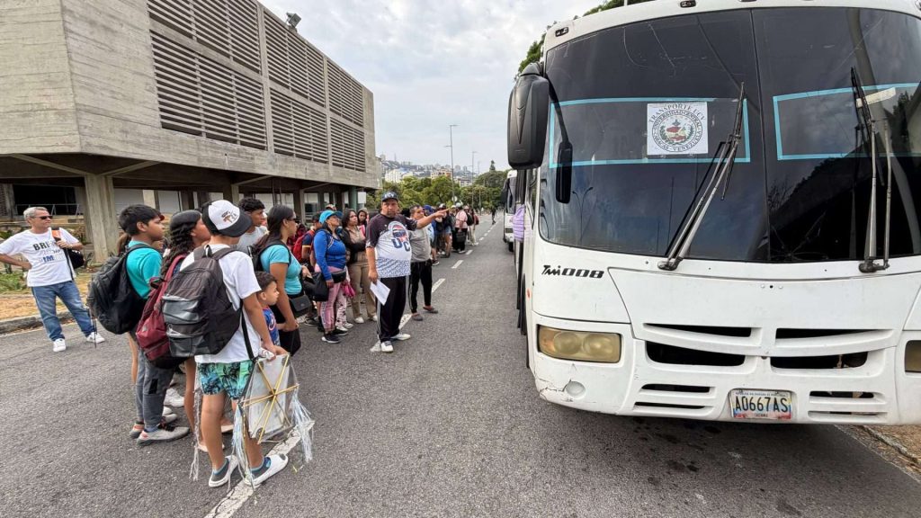 UCV activó rutas de transporte directo hacia La Guaira durante la Semana Santa